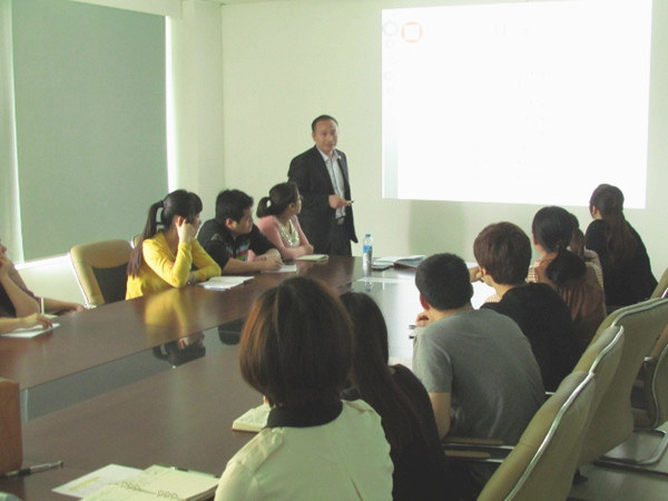 2013年4月24日，正睿老師對佳樂公司進行倉儲管理的培訓