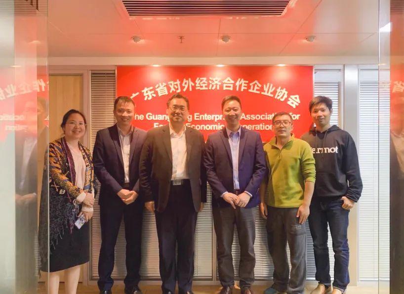 2 月 10 日 廣東省對(duì)外經(jīng)濟(jì)合作企業(yè)協(xié)會(huì)駐莫斯科代表處首席代表&俄羅斯粵商會(huì)會(huì)長(zhǎng)孫繼業(yè)、秘書長(zhǎng)于超先、秘書長(zhǎng)李欽武、正睿咨詢集團(tuán)商業(yè)服務(wù)中心總經(jīng)理武文盛（左3）、項(xiàng)目總監(jiān)譚懿（左2）合影