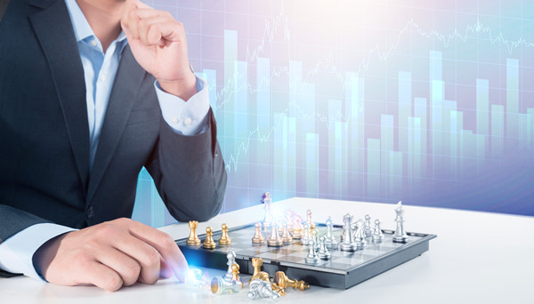 全面評(píng)估戰(zhàn)略風(fēng)險(xiǎn)，及時(shí)調(diào)整戰(zhàn)略方向