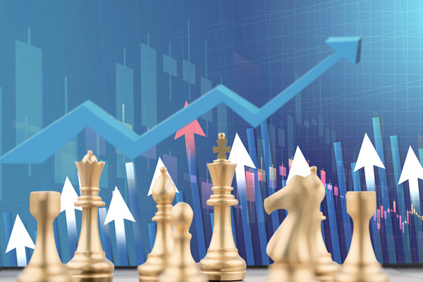 全面評(píng)估戰(zhàn)略風(fēng)險(xiǎn)，及時(shí)調(diào)整戰(zhàn)略方向