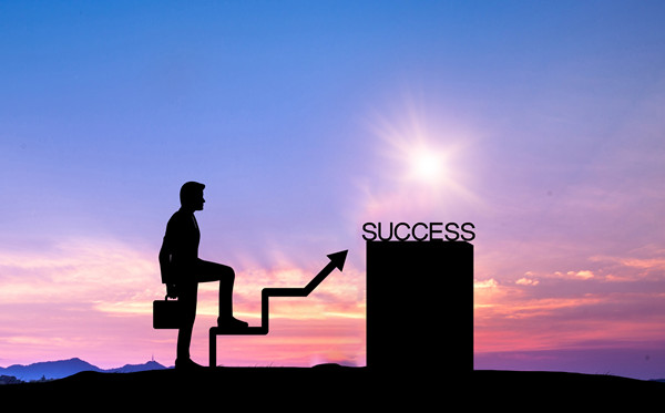 全面評(píng)估戰(zhàn)略風(fēng)險(xiǎn)，及時(shí)調(diào)整戰(zhàn)略方向