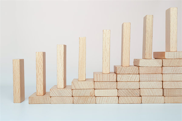 精心制定經(jīng)營策略，確保企業(yè)穩(wěn)健發(fā)展，實現(xiàn)長期盈利