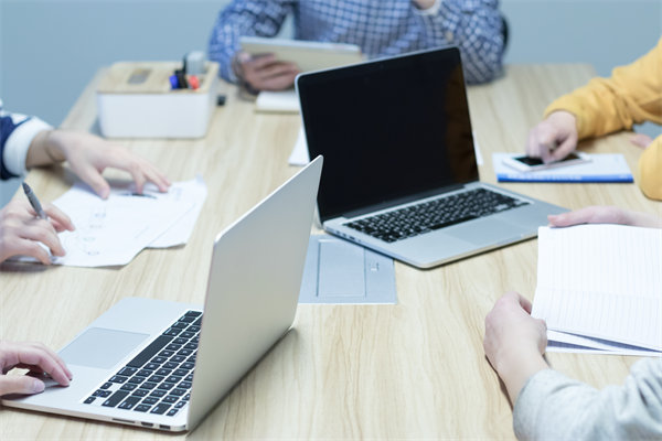 企業(yè)的戰(zhàn)略是精心設(shè)計的，還是臨機應(yīng)變的？