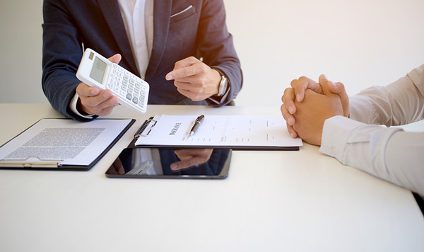 績(jī)效管理中，如何有效溝通反饋以促進(jìn)員工成長(zhǎng)？