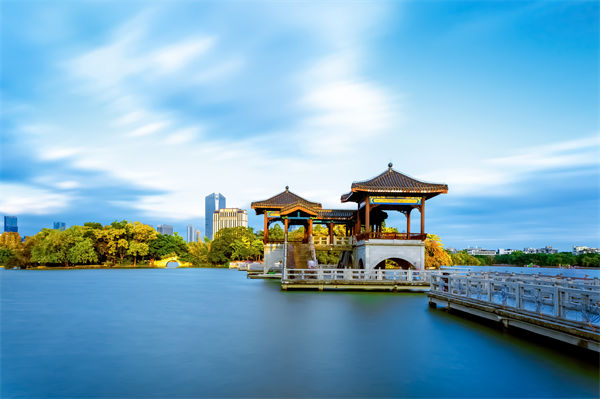 惠州戰(zhàn)略咨詢(xún)公司如何為企業(yè)定制長(zhǎng)遠(yuǎn)發(fā)展規(guī)劃？