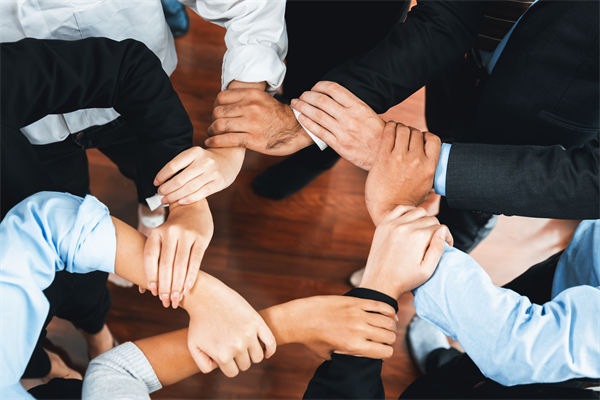 在制定企業(yè)戰(zhàn)略規(guī)劃時(shí)，如何平衡短期與長(zhǎng)期目標(biāo)？