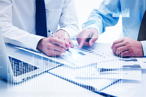 如何通過預算分析，識別企業(yè)運營中的潛在風險與機遇？